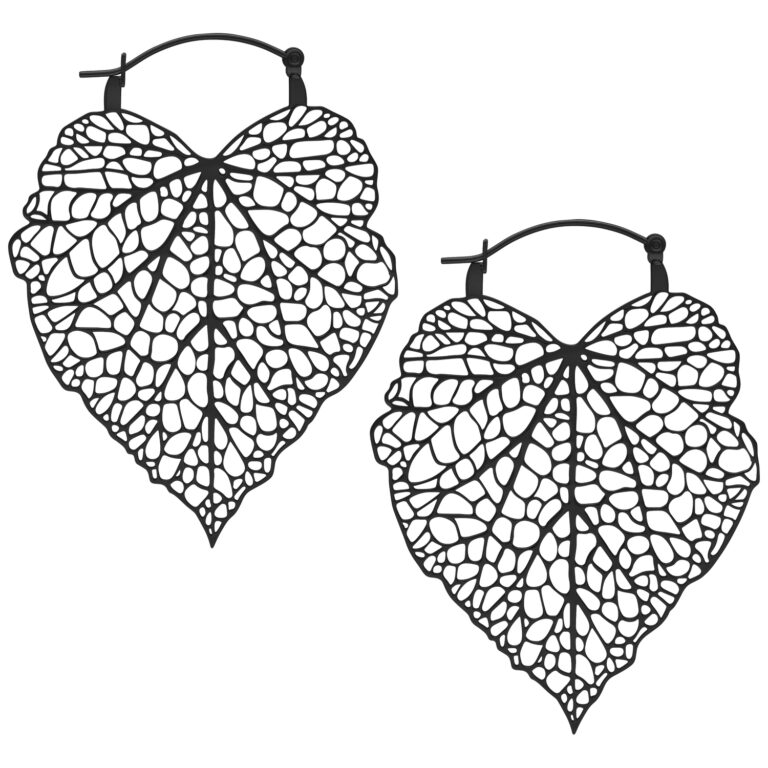 Dos pendientes negros en forma de hoja sobre fondo blanco