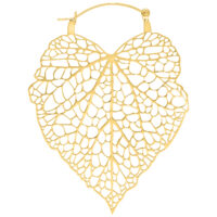 Aros dorados en forma de hoja sobre fondo blanco