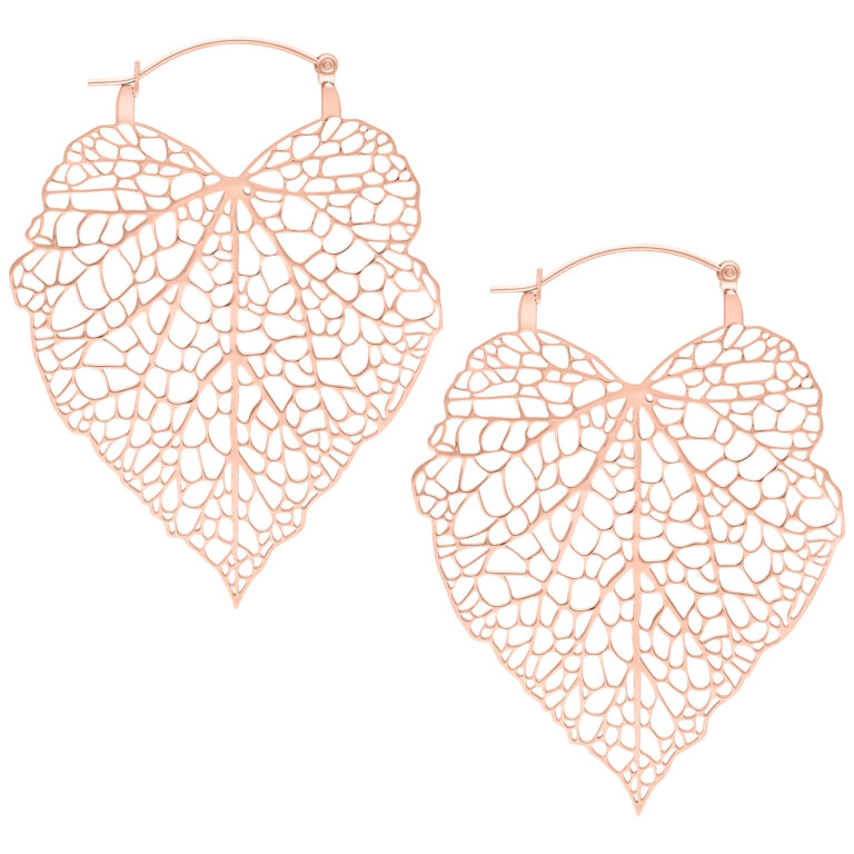 Dos aros en forma de hoja de oro rosa sobre fondo blanco