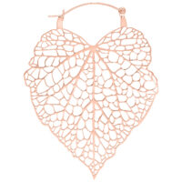 Roségoldene Ohrringe in Blattform mit filigranem Design auf weißem Hintergrund
