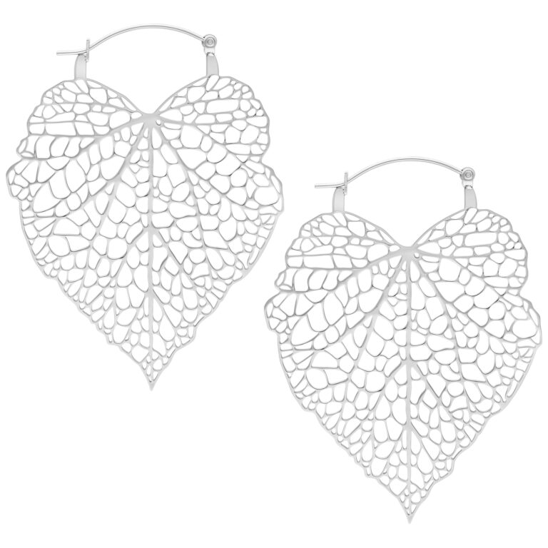 Pendientes plateados en forma de hoja sobre fondo blanco