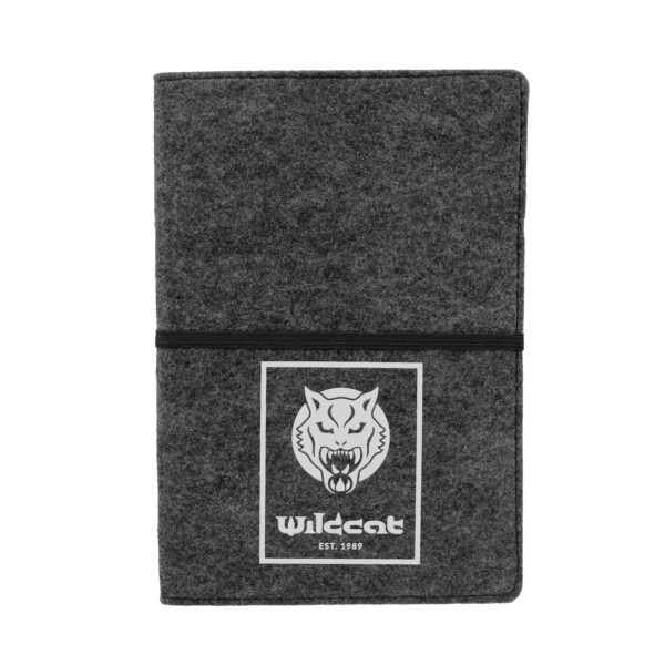 Cuaderno gris de fieltro con logo de Wildcat y banda elástica