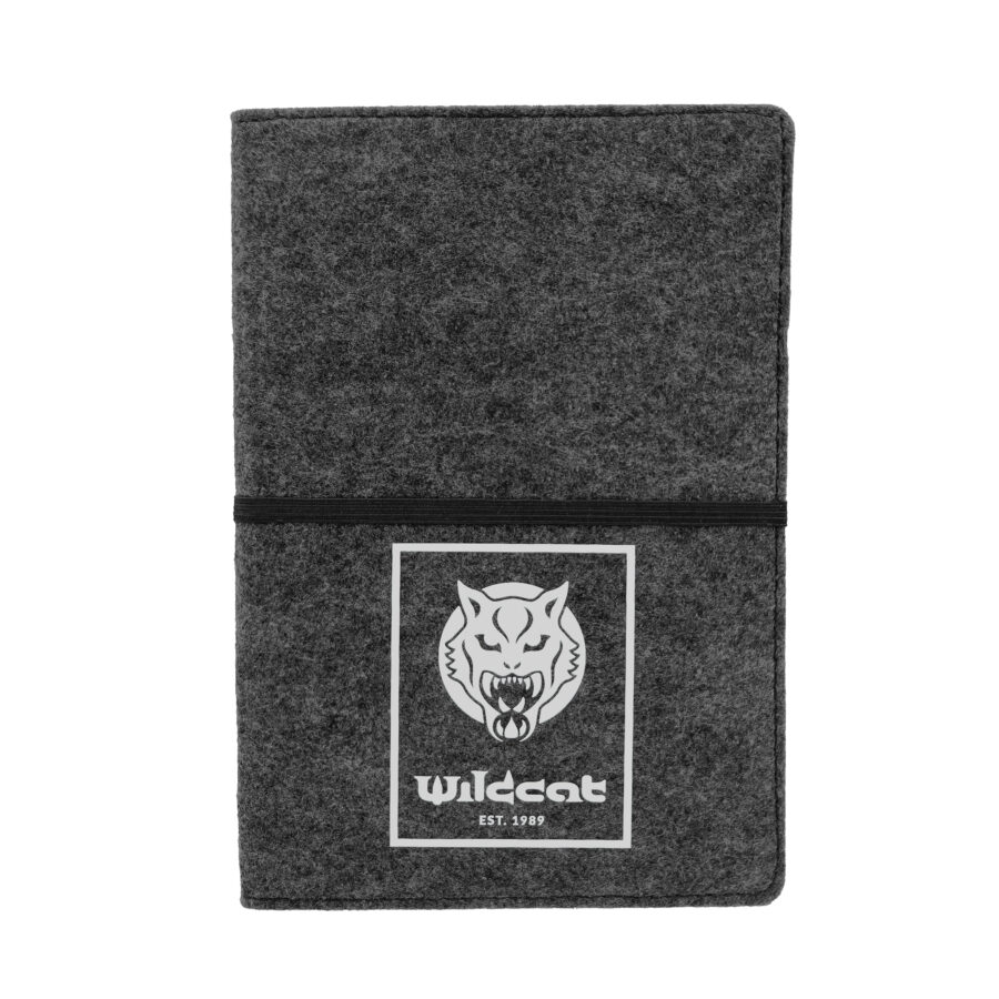 Cuaderno gris de fieltro con logo de Wildcat y banda elástica