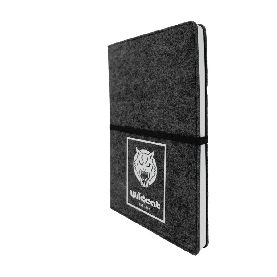 Cuaderno Wildcat gris con cubierta de fieltro y banda elástica sobre fondo blanco