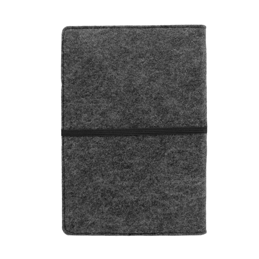 Cuaderno con cubierta de fieltro gris y banda elástica negra, sobre fondo blanco