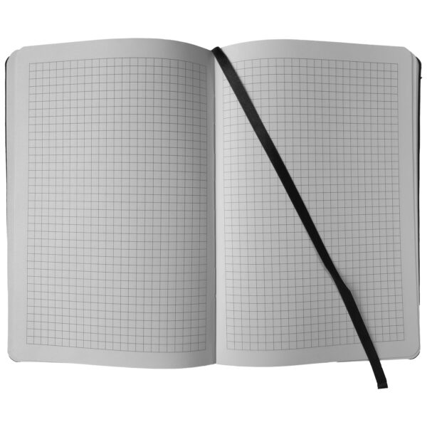 Wildcat Notebook abierto con diseño de cuadros y marcador negro sobre fondo blanco