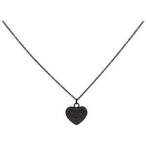 Collar negro con colgante de corazón de acero quirúrgico sobre fondo blanco