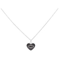Collar de plata con colgante de corazón y ojo negro sobre fondo blanco
