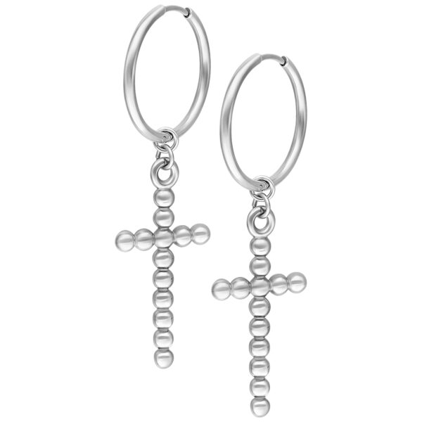Dos aros plateados con colgante de cruz de burbujas sobre fondo blanco