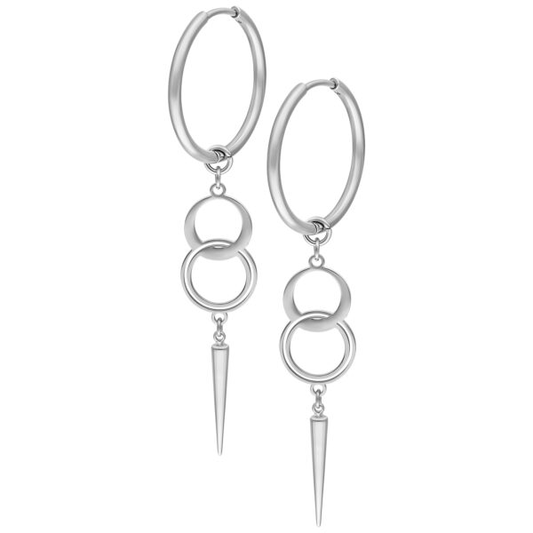 Aros de plata con dos anillos y colgante puntiagudo sobre fondo blanco