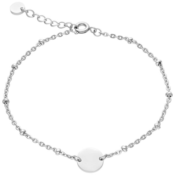 Pulsera plateada con placa grabable y perlas sobre fondo blanco
