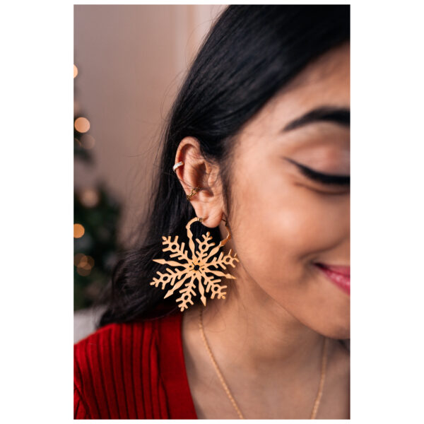 Earcuff de cadena unisex de acero quirúrgico en oro rosa en la oreja de una persona