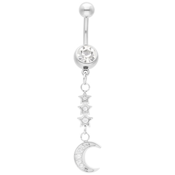 Piercing de ombligo con colgante de luna plateada y estrellas sobre fondo blanco