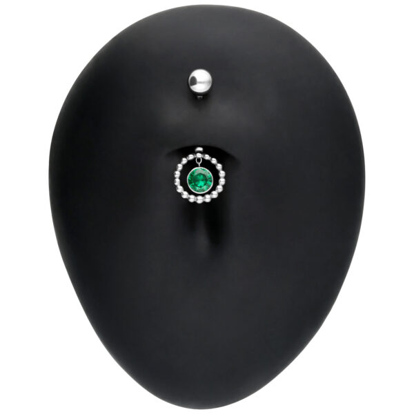 Piercing de ombligo de plata con cristal verde esmeralda sobre fondo negro
