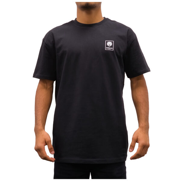 Camiseta negra de la marca Wildcat, oversized, unisex, en estudio