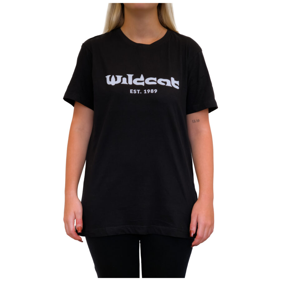 Camiseta negra unisex con logo de Wildcat, vista frontal