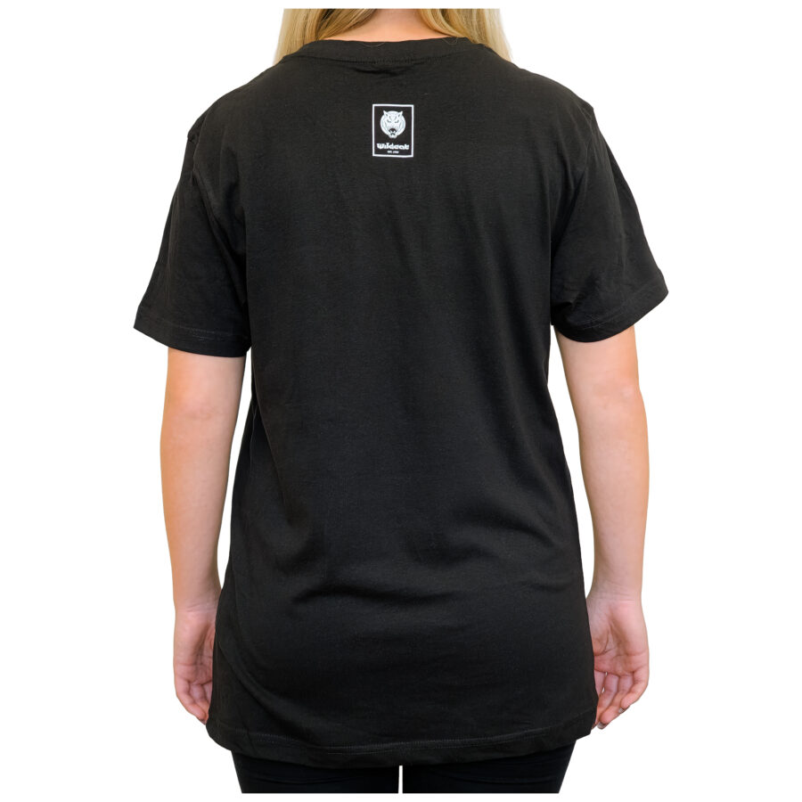 Camiseta negra de Wildcat con estampado de logo en la espalda, sobre fondo blanco