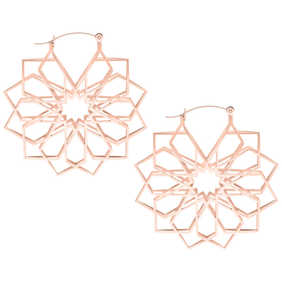 Aros Kaleidoscope en oro rosa sobre fondo blanco