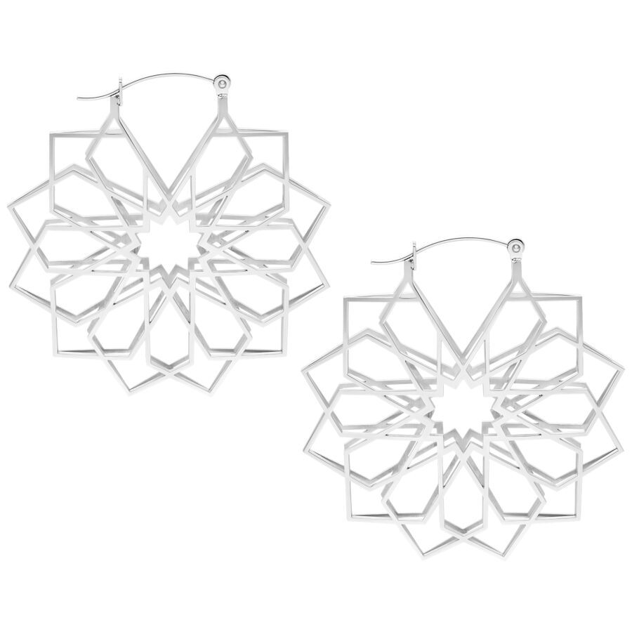 Dos aros Kaleidoscopio plateados de acero quirúrgico sobre fondo blanco