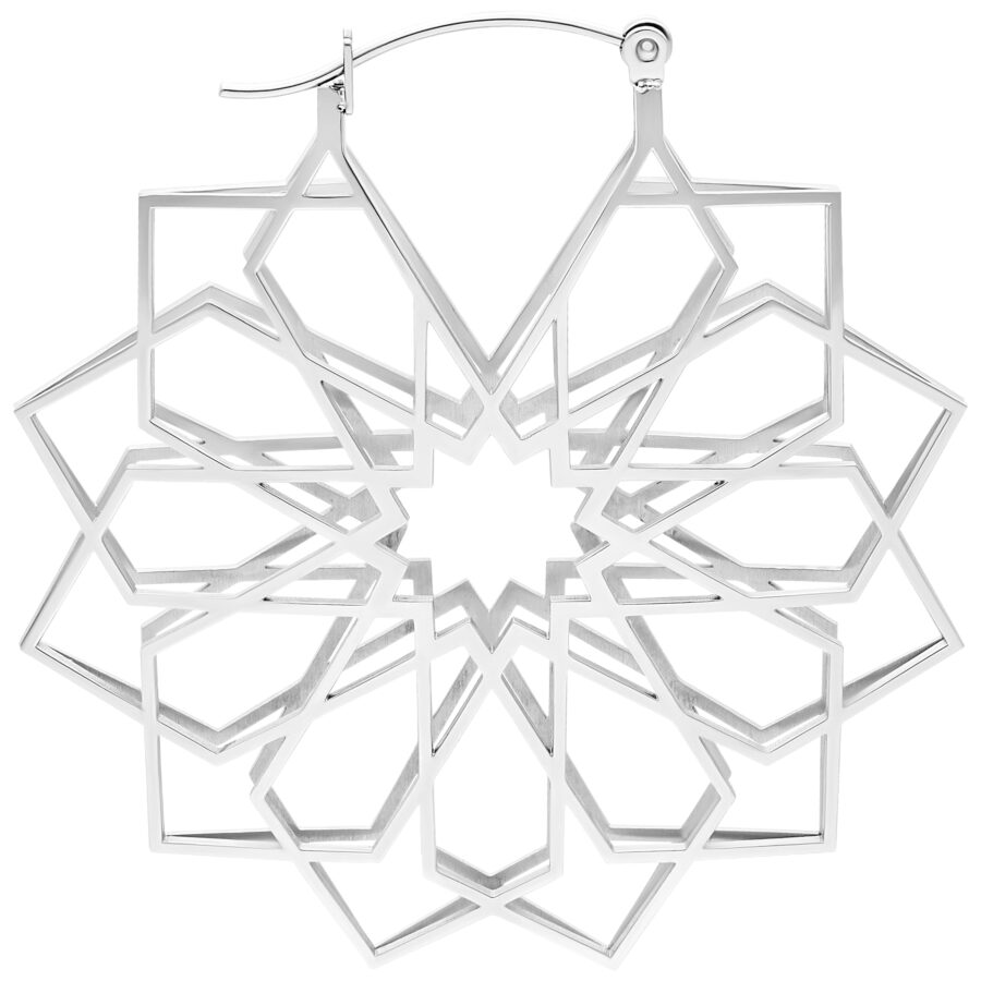 Pendientes plateados con diseño de caleidoscopio de acero quirúrgico sobre fondo blanco