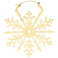 Pendientes dorados en forma de copo de nieve sobre fondo blanco