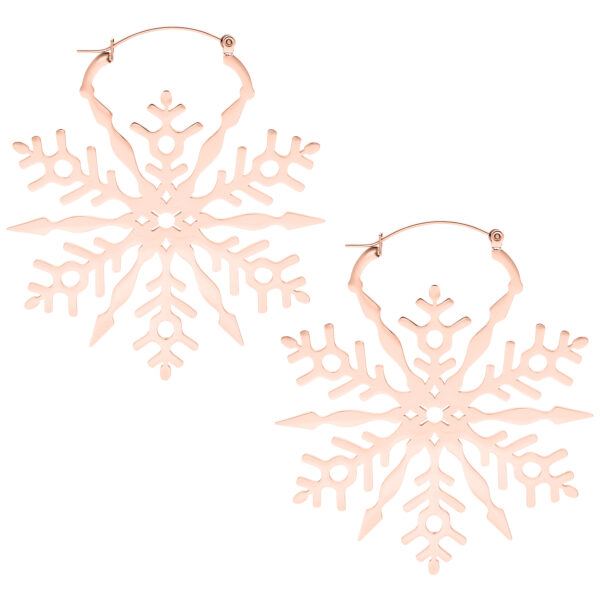 Dos pendientes de copo de nieve en oro rosa de acero inoxidable sobre fondo blanco