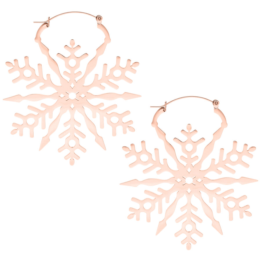 Dos pendientes de copo de nieve en oro rosa de acero inoxidable sobre fondo blanco