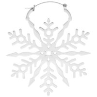 Pendientes de copos de nieve plateados de acero quirúrgico Pendientes plateados en forma de copo de nieve sobre fondo blanco