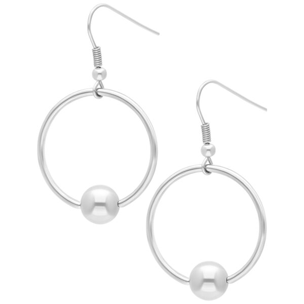 Pendientes de aro plateados con bola sobre fondo blanco