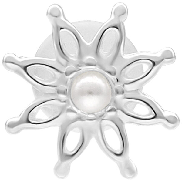 Labret plateado con diseño en forma de flor y detalle de perla sobre fondo blanco