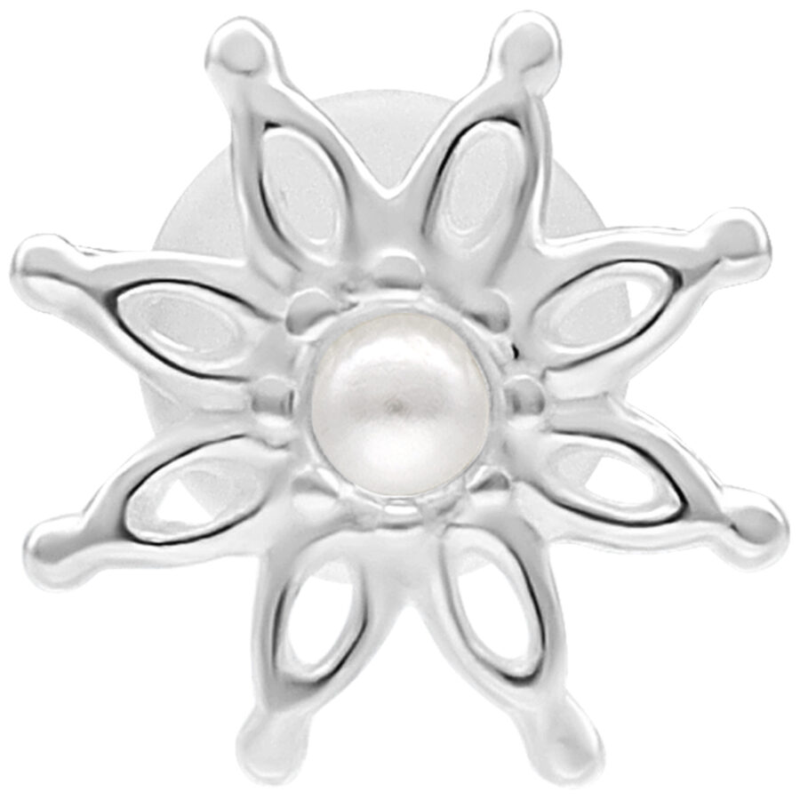 Labret plateado con diseño en forma de flor y detalle de perla sobre fondo blanco