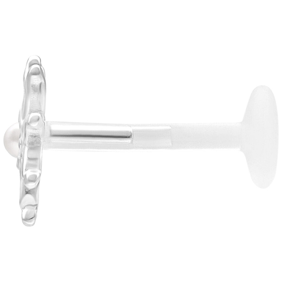 Piercing labret plateado con adorno floral sobre fondo blanco