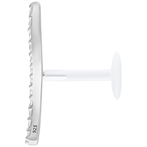 Labret de plata con fila de cristales, Push Fit, sobre fondo blanco