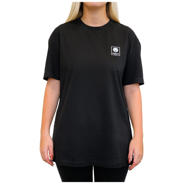 Camiseta negra oversized estilo boyfriend de algodón sobre fondo blanco