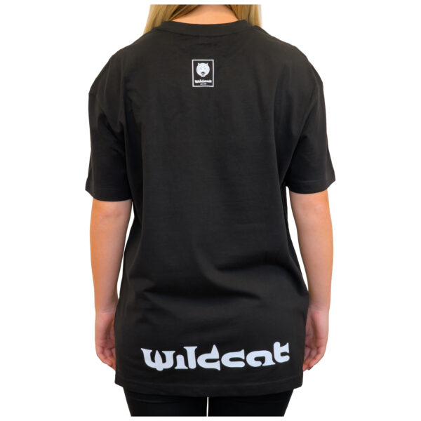 Vista trasera de una camiseta negra Wildcat con logo sobre fondo blanco