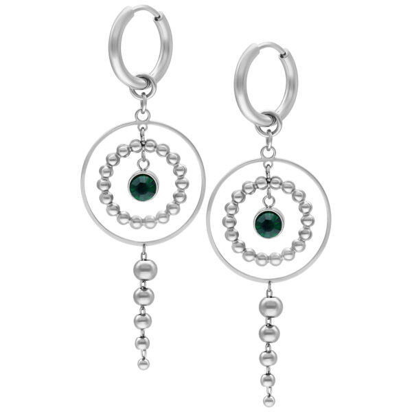 Aros de plata con cristal verde esmeralda sobre fondo blanco