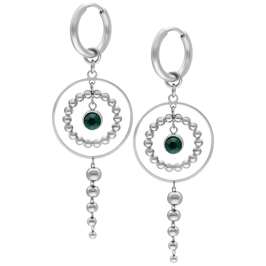 Aros de plata con cristal verde esmeralda sobre fondo blanco