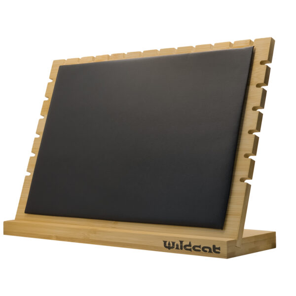Expositor negro para collares de madera con logo de Wildcat