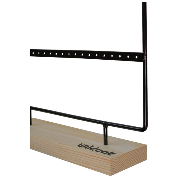 Pantalla de metal negra para pendientes en base de madera, vista lateral
