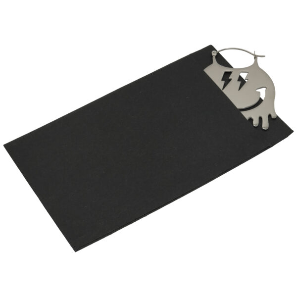 Bolsa de regalo negra con colgante de gato brillante sobre fondo blanco