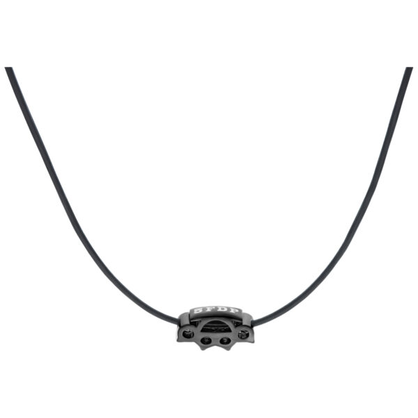 Collar de cuero negro con charm 5FDP de acero quirúrgico negro sobre fondo blanco