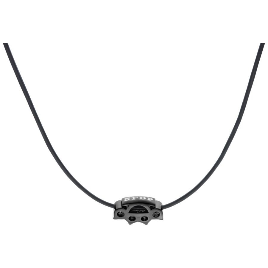 Collar de cuero negro con charm 5FDP de acero quirúrgico negro sobre fondo blanco