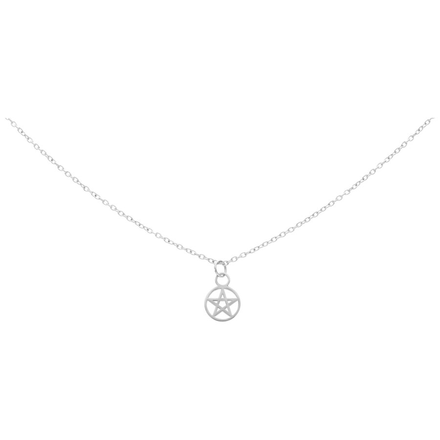 Silberne Kette mit Pentagramm-Anhänger auf weißem Hintergrund