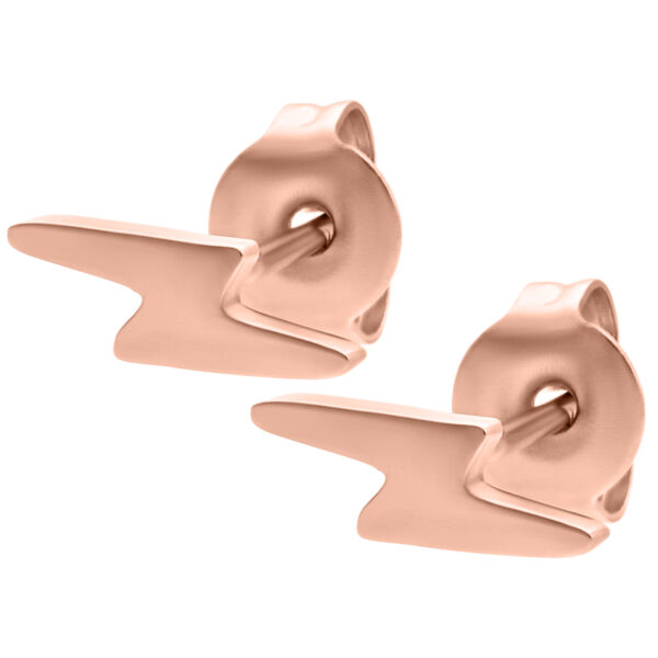 Pendientes de forma de rayo de oro rosa de acero quirúrgico sobre fondo blanco