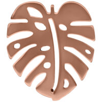 Roségoldene Monstera Ohrstecker aus Titan Roségoldener Ohrstecker in Form eines Monstera-Blattes auf weißem Hintergrund