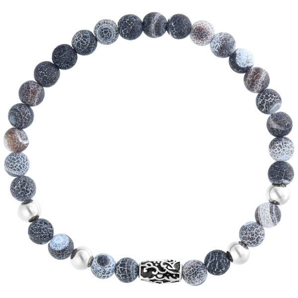 Graues Armband aus Kunststoff mit gemusterten Perlen auf weißem Hintergrund