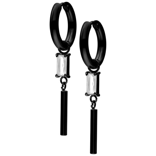 Aros negros con cristal cuadrado y colgante sobre fondo blanco