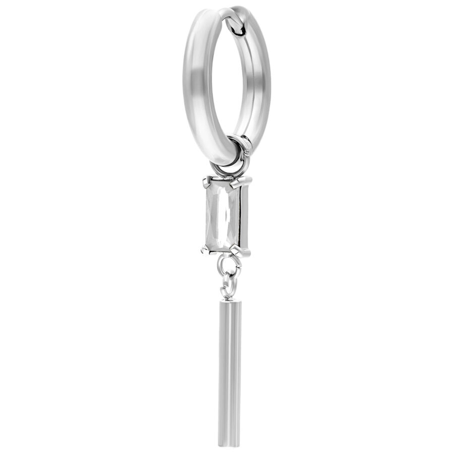 Aros de plata con cristal rectangular claro y colgante sobre fondo blanco