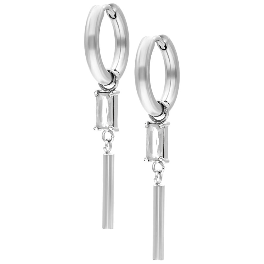 Pendientes plateados con colgante de cristal claro sobre fondo blanco