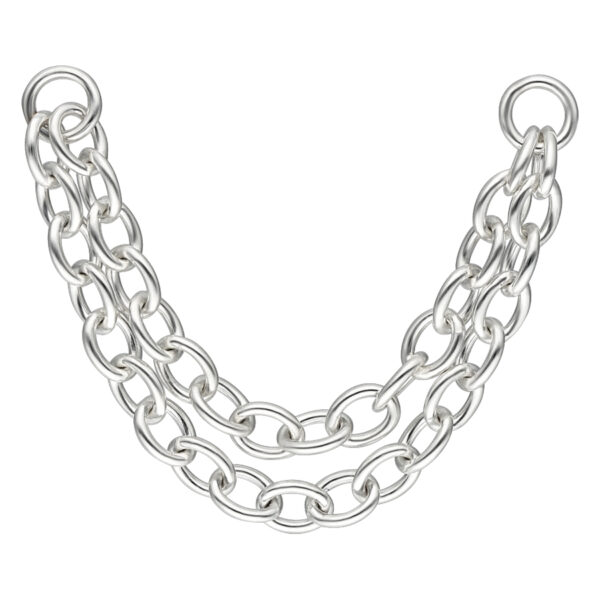 Cadena doble de plata con una longitud de 30 mm sobre fondo blanco
